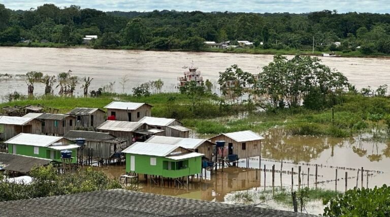 Rio Juruá sobe e fica a menos de 10 cm da cota de transbordo, mas Defesa Civil descarta alarme e já tem plano de ação