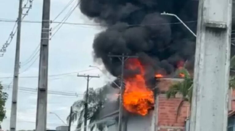 Proprietários de lojas atingidas por incêndio de grandes proporções em Cruzeiro do Sul ainda não contabilizaram prejuízos