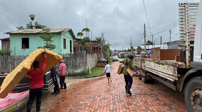 Rio Envira ultrapassa cota de transbordamento e deixa famílias desabrigadas em Feijó