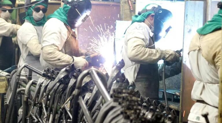 Indústria cai 0,1% em fevereiro e soma 5 meses sem crescimento