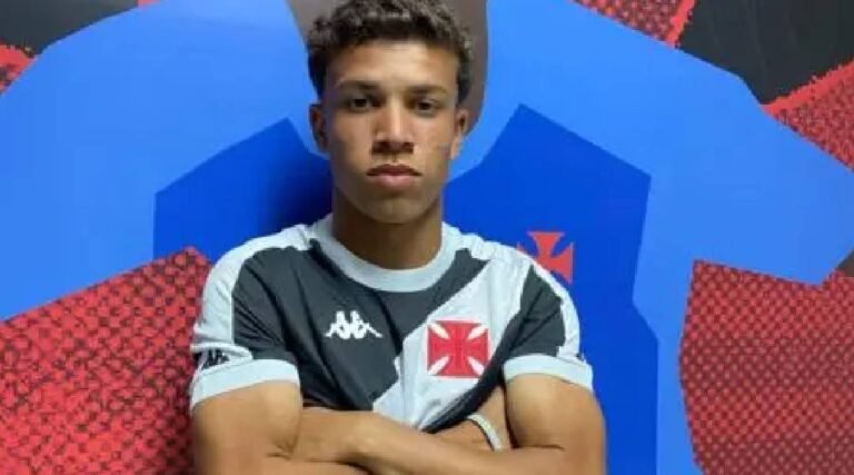 Atacante acreano de 17 anos assina contrato com Vasco até 2028