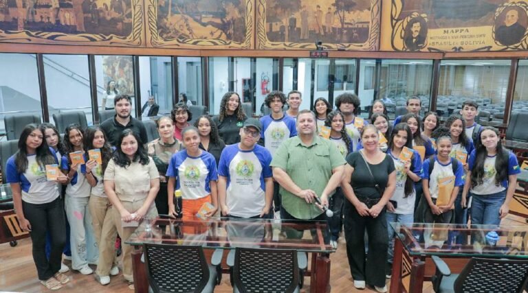 Alunos da Escola Clícia Gadelha visitam Aleac e conhecem um pouco sobre a rotina do legislativo