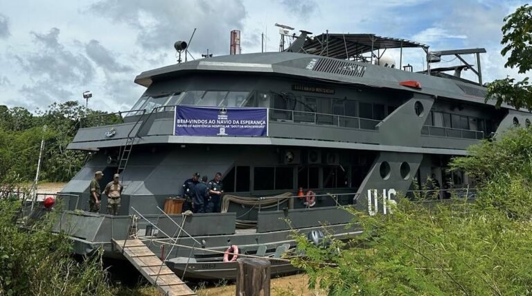 Navio Doutor Montenegro realiza atendimentos médicos no bairro Miritizal, em Cruzeiro do Sul