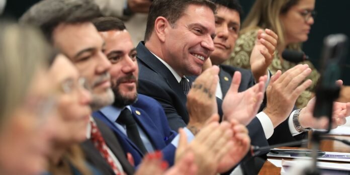 camara-suspende-acao-penal-contra-ramagem-por-atos-do-8-de-janeiro