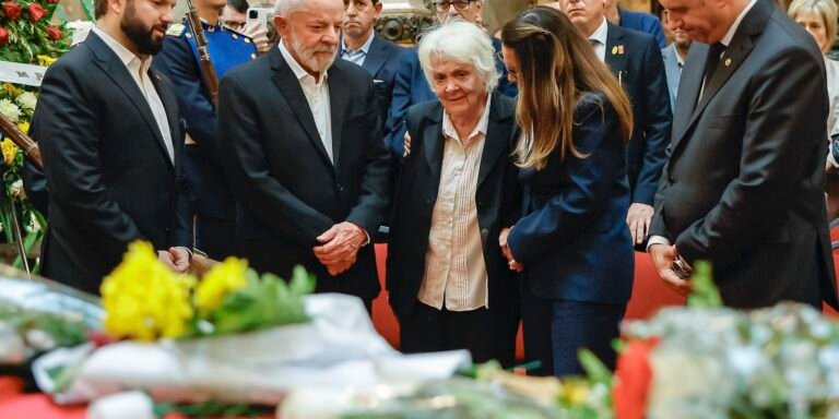 milhares-de-uruguaios-se-despedem-de-pepe-mujica-em-funeral