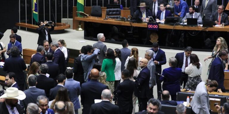 camara-aprova-projeto-que-reajusta-salarios-de-servidores-publicos