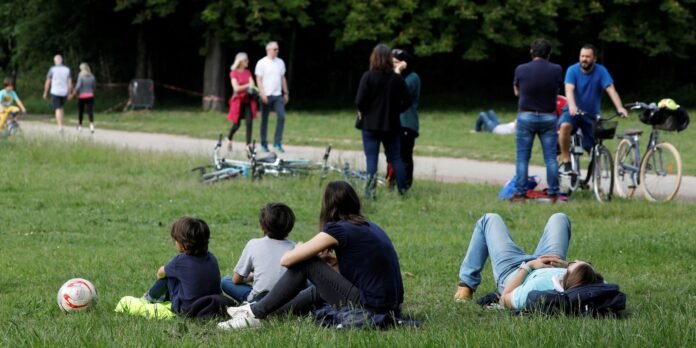 franca-proibira-fumar-em-praias,-parques-e-perto-de-escolas