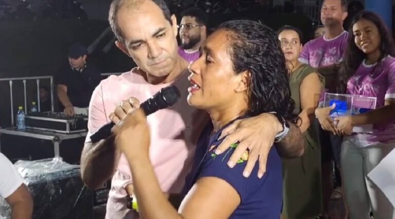 Mãe de oito filhos se emociona ao ganhar fogão em sorteio durante evento para mais de 7 mil mães em Cruzeiro do Sul