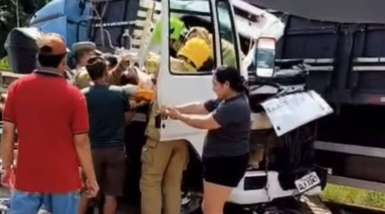 Grave acidente entre carreta e caminhão deixa motorista ferido na BR-364, em Tarauacá