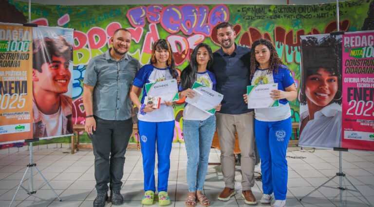 Na escola Glória Perez, Nicolau Jr. entrega certificados para 100 alunos do projeto Redação Nota Mil da Escola do Legislativo