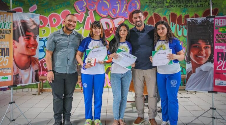 Na escola Glória Perez, Nicolau Jr. entrega certificados para 100 alunos do projeto Redação Nota Mil da Escola do Legislativo