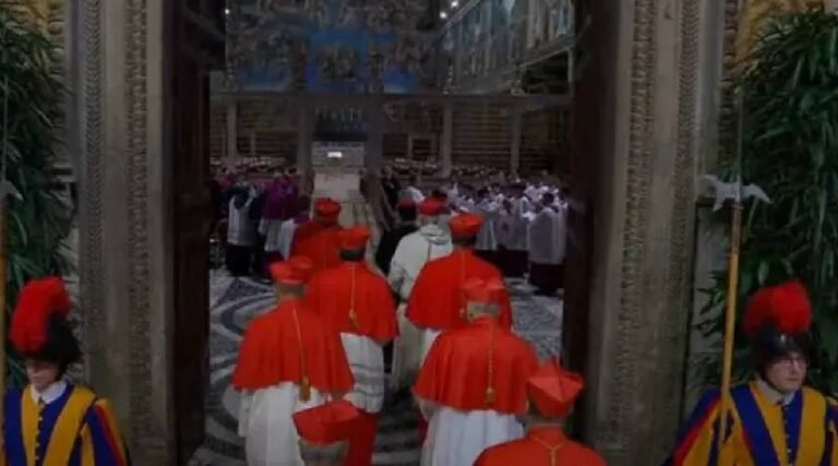 Cardeais entram na Capela Sistina para início do conclave