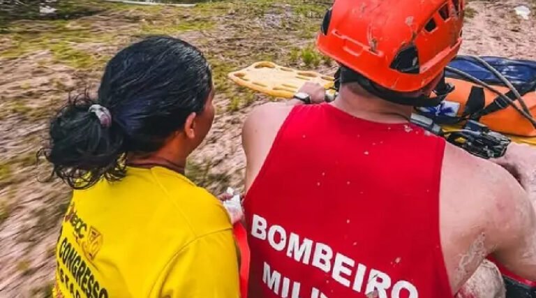 Bombeiros de Cruzeiro do Sul fazem resgate em área de difícil acesso para socorrer mulher com ferimento grave