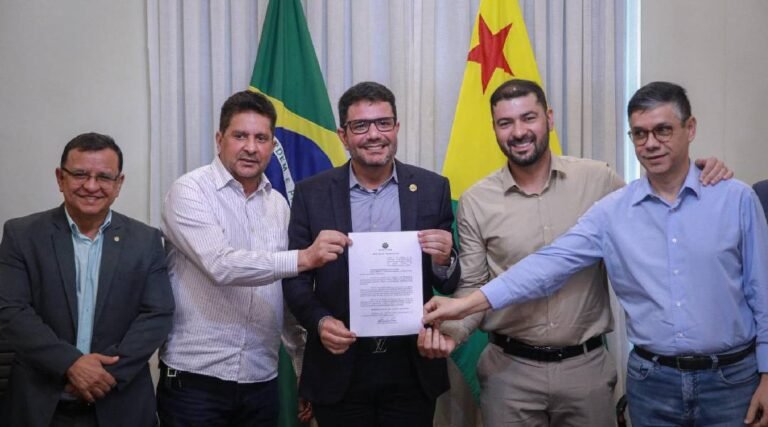 Gladson e Nicolau assinam lei estadual que cria Dia S de valorização do Sesc e Senac