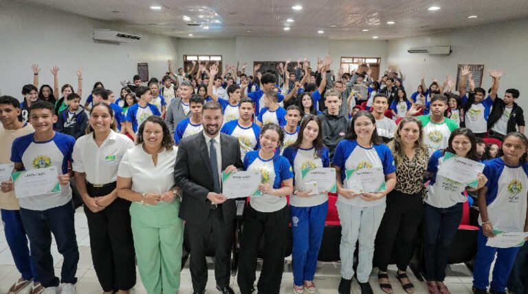 Com mais de cem alunos contemplados, Nicolau Jr leva oficina de redação para Escola Lourival Pinho