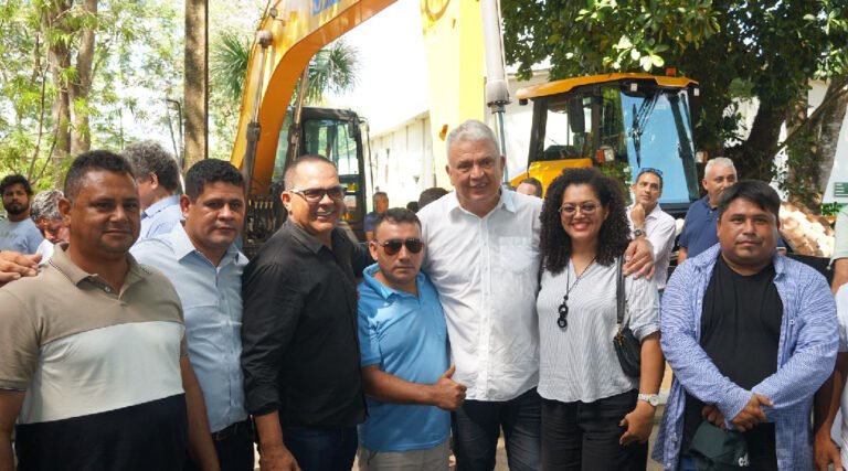 Petecão entrega 18 máquinas a 17 municípios, num total de R$ 8,7 milhões de investimento para agricultura familiar