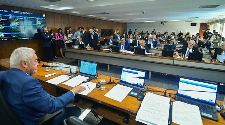 CCJ aprova fim da reeleição, mandatos de cinco anos e eleições unificadas