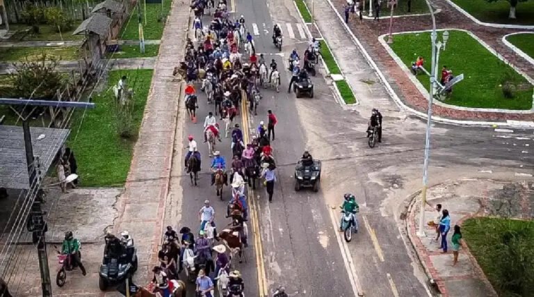 Cavalgada reúne cerca de 5 mil pessoas e 60 animais em celebração aos 48 anos de Mâncio Lima