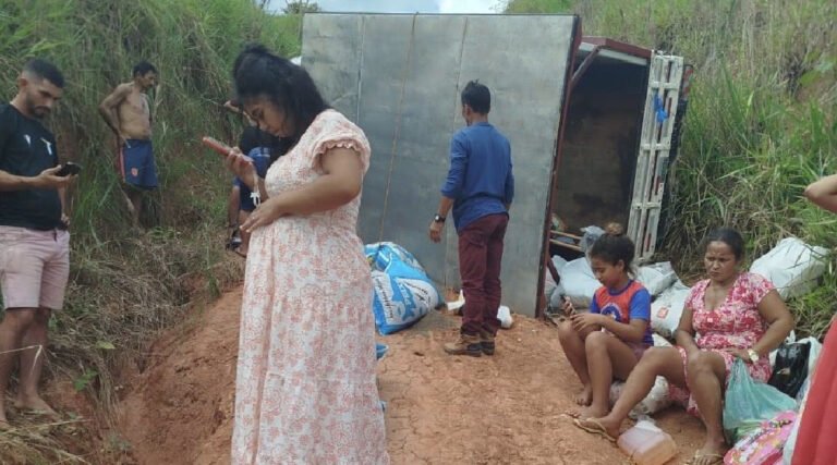 Caminhão com passageiros tomba em ramal de Cruzeiro do Sul; grávida fica ferida