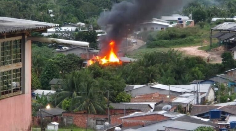Incêndio destrói residência no bairro Saboeiro, em Cruzeiro do Sul; família perde todos os bens