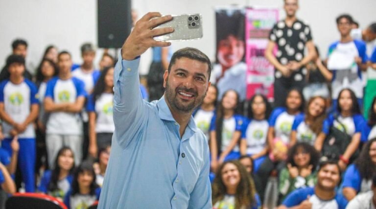 “Vamos continuar até a semana do ENEM”, afirma Nicolau ao entregar certificados para alunos do IELF