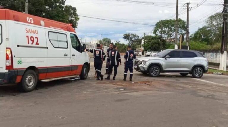 Em Cruzeiro do Sul: Homem foge de mototáxi após bater carro em viatura do Samu 