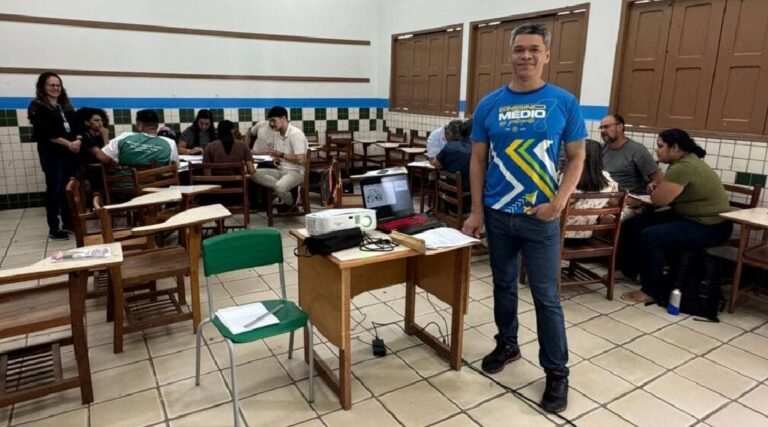 Professores do Ensino Médio participam de formação continuada em Cruzeiro do Sul