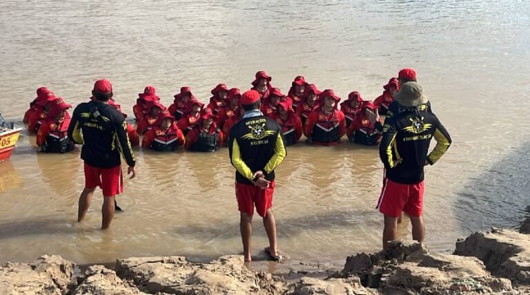 Corpo de Bombeiros realiza treinamento de pilotagem de embarcações no Rio Juruá
