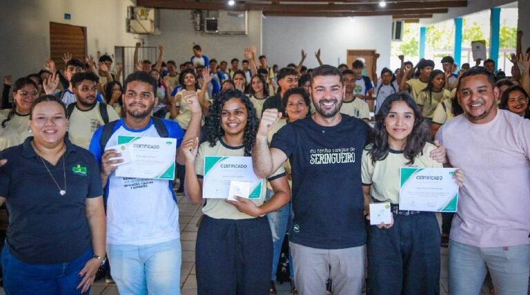 Nicolau Júnior celebra mais estudantes certificados por Projeto de Educação da Assembléia