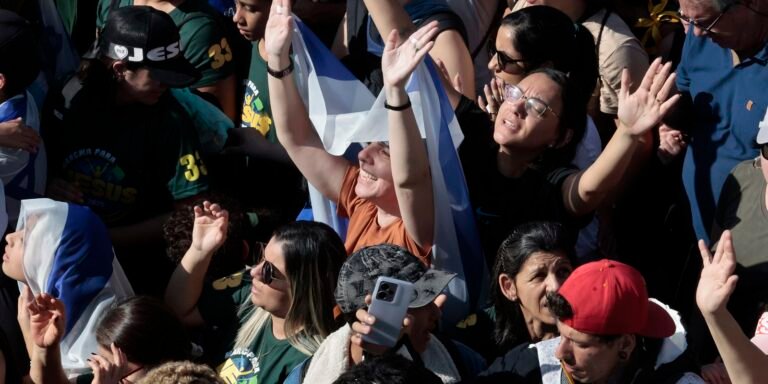 marcha-para-jesus-mantem-tom-politico-com-milhares-de-pessoas-em-sp