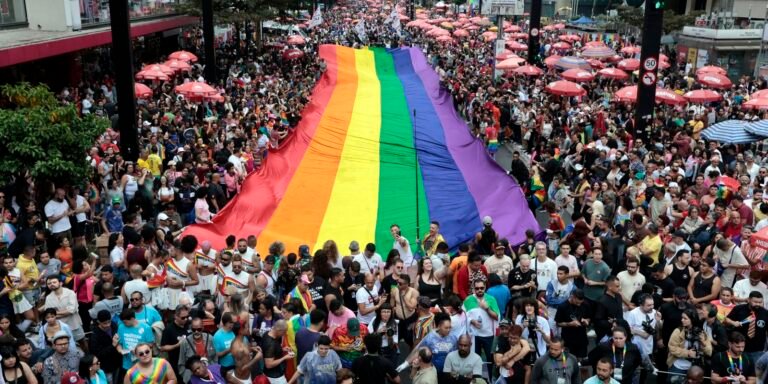 parada-lgbt+-de-sp-discute-o-envelhecimento-em-meio-a-festa-e-reflexao