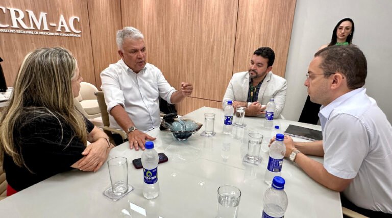 Petecão discute com o CRM/Acre uma proposta de avaliação de competência para médicos