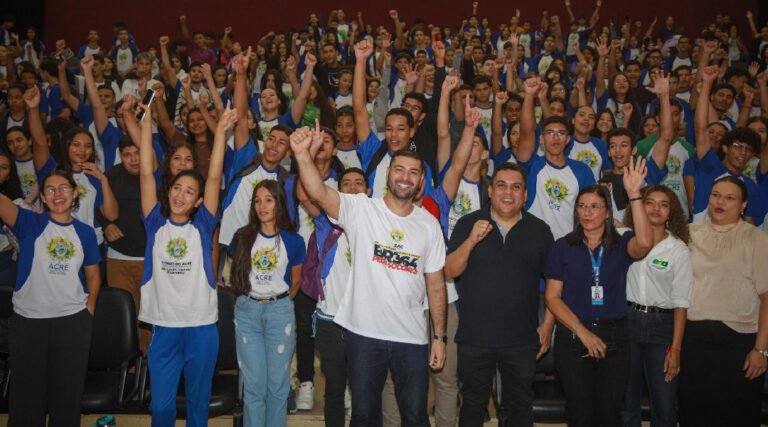 “Estudar transforma sonhos em realidade”, diz Nicolau Júnior durante abertura da Oficina Redação Nota Mil em Cruzeiro do Sul