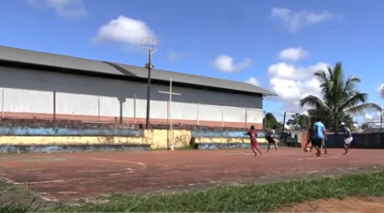 Sem apoio, escolinhas de futebol de Cruzeiro do Sul lutam para manter vivo o sonho de mais de mil crianças e adolescentes