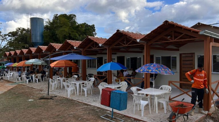 Em Cruzeiro do Sul, comerciantes do Igarapé Preto recebem novos quiosques e pescadores ganham caminhonete para fortalecimento da economia