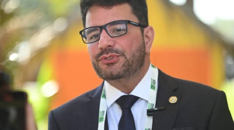 Gladson embarca para Cruzeiro do Sul para o lançamento oficial da Expoacre Juruá