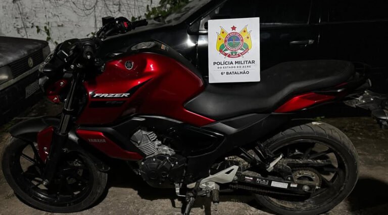 Polícia apreende moto abandonada suspeita de envolvimento em crimes em Cruzeiro do Sul