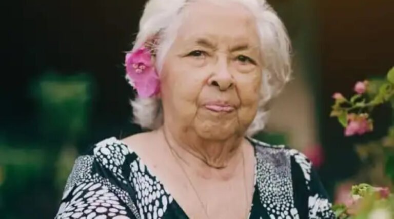 Professora Gisalda Mariano Coelho Sampaio recebe homenagem do ex-aluno (Dindola) pelo seus 92 anos de idade