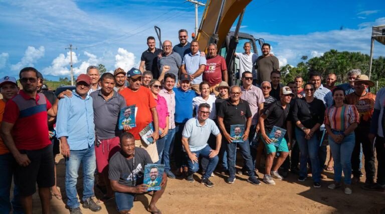 Alan Rick viabiliza entrega de escavadeira hidráulica e fortalece cafeicultura em Mâncio Lima