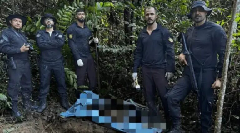 Polícia exuma corpo de jovem morto por suspeita de overdose durante caçada em área de mata na fronteira do Acre com o Peru