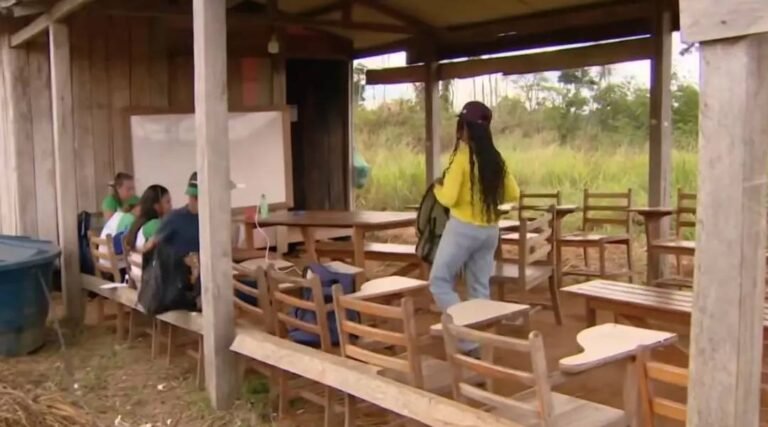 Escola do Acre improvisada em antigo curral é destaque em reportagem nacional; governo promete nova unidade em 40 dias