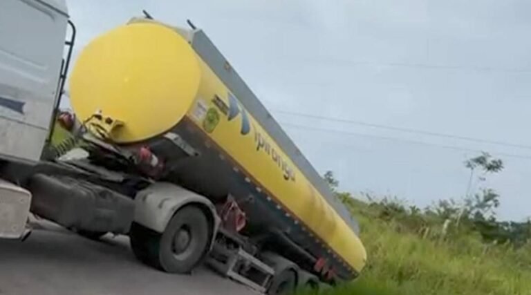 Caminhão tanque fica atravessado na BR-364 e interdita pista
