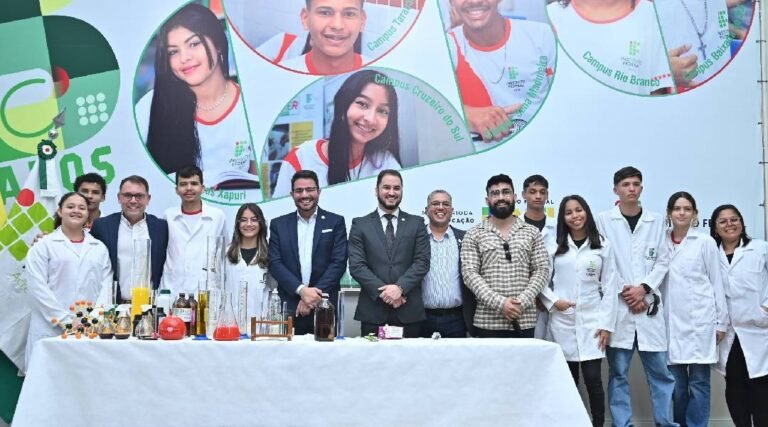 Ifac celebra 15 anos com servidores reunidos e espetáculo de química