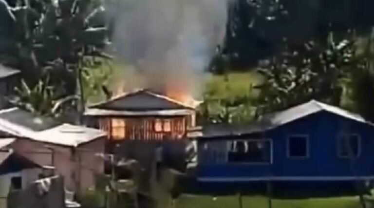 Casa é destruída por incêndio no bairro da Cohab em Cruzeiro do Sul; caso pode ter sido criminoso