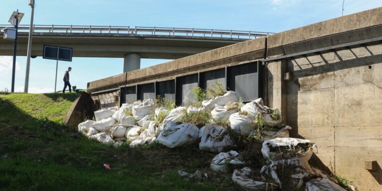 nivel-do-guaiba-recua,-e-prefeitura-de-porto-alegre-reabre-comportas