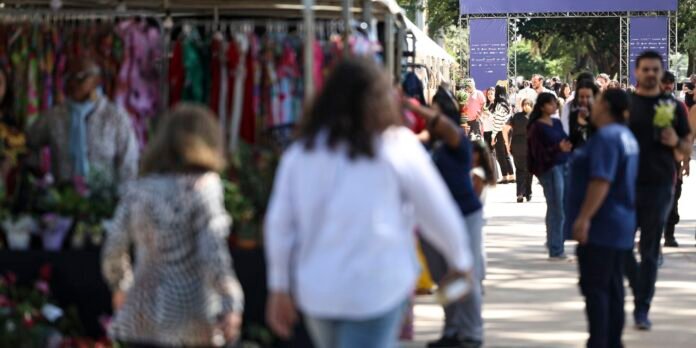 nivel-de-emprego-resiste-a-impacto-do-juro-alto,-dizem-especialistas