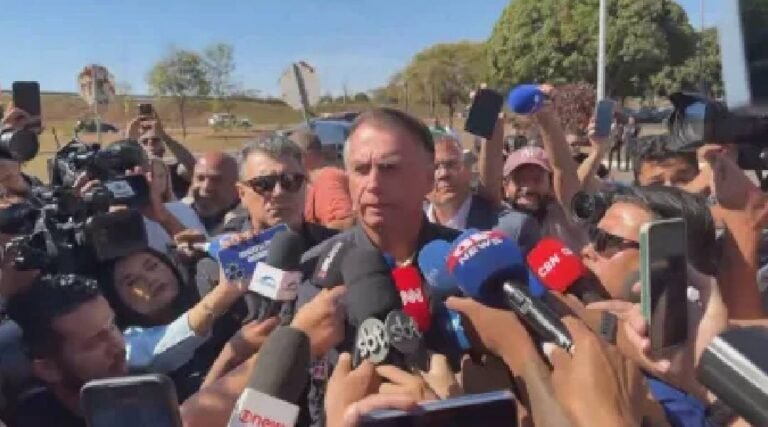 Bolsonaro diz que nunca cogitou sair do país e contesta medidas impostas pelo STF