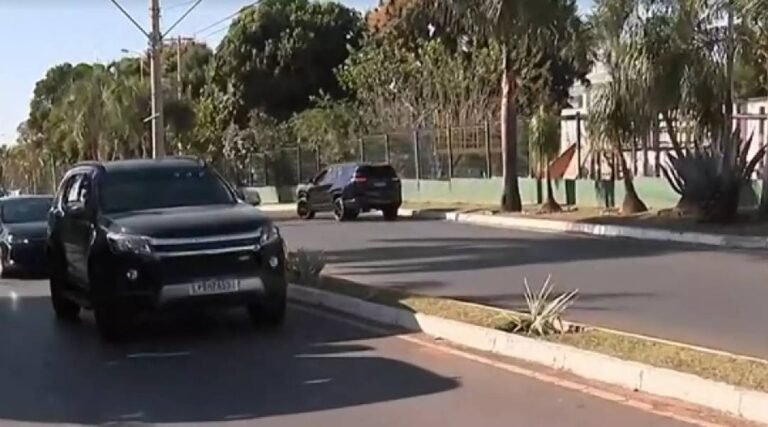 Bolsonaro coloca tornozeleira eletrônica e PF apreende dólares e dispositivos