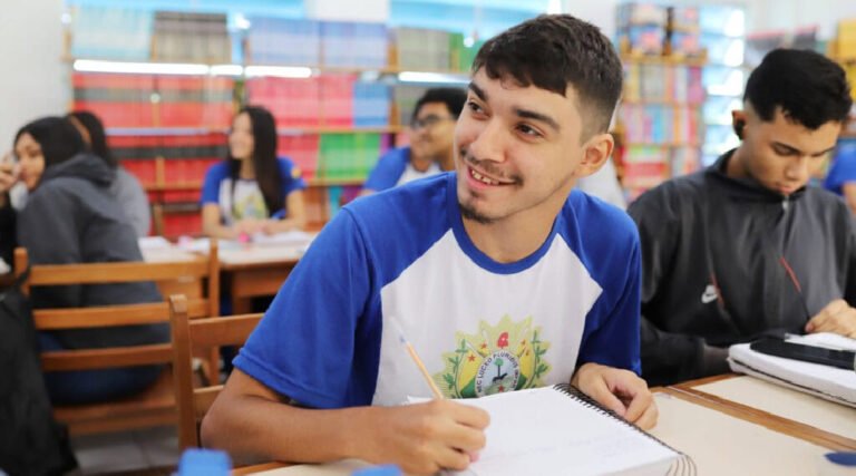 Mesmo nas férias, estudantes do Acre têm acesso gratuito a vídeoaulas preparatórias para o Enem