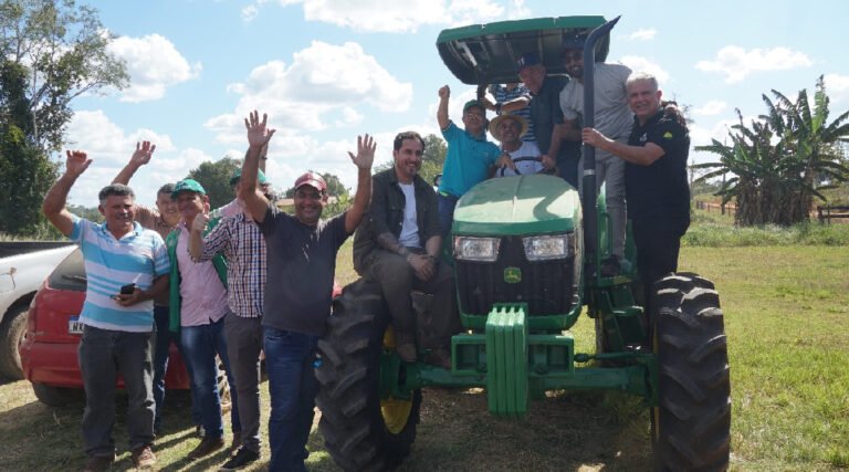 Petecão entrega trator a produtores rurais de Plácido de Castro e reforça apoio à agricultura familiar